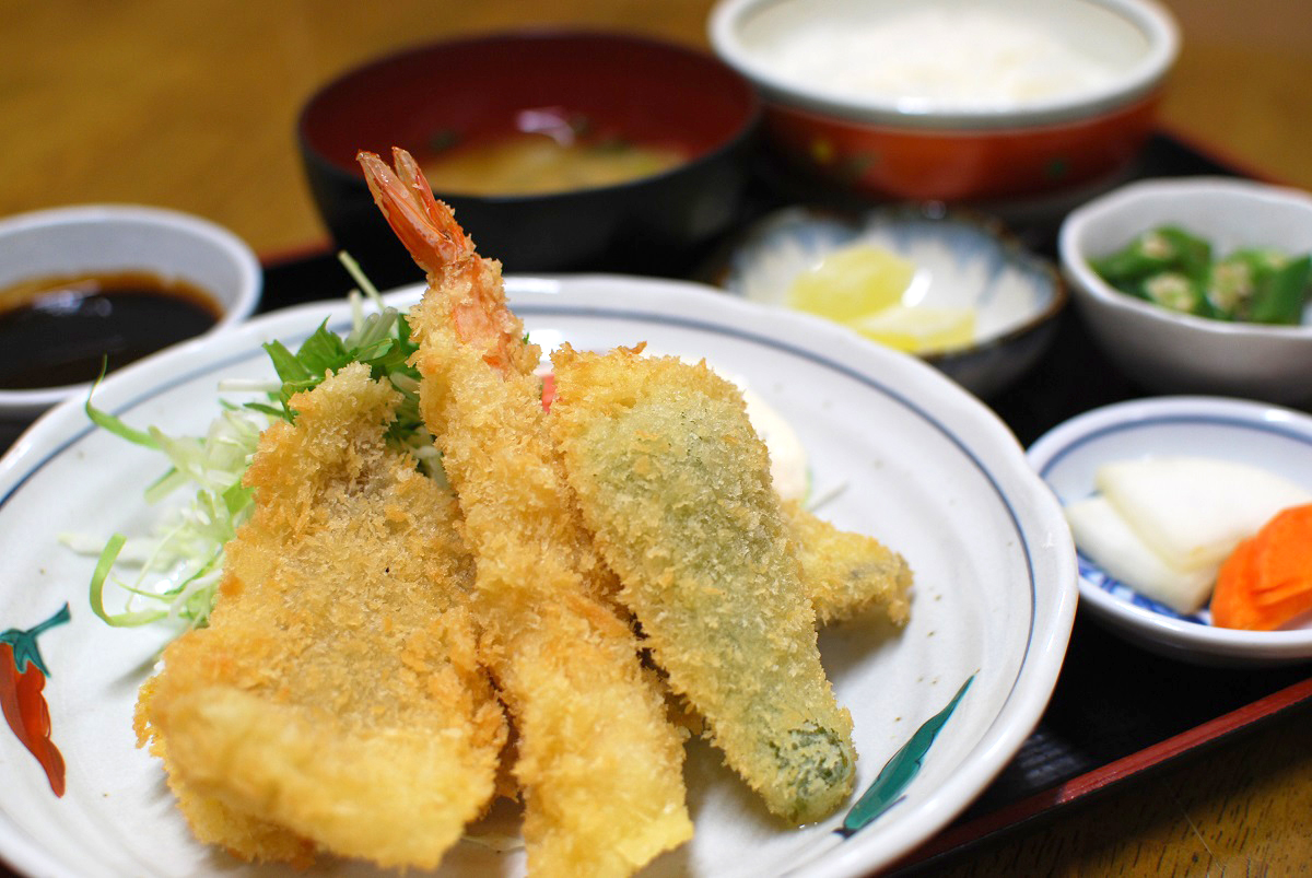 ヤマメと川根野菜のミックスフライ定食の写真